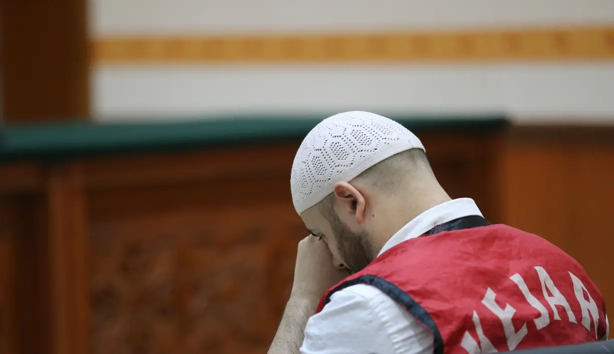 Pihak Ridho seperti yang disampaikan oleh kuasa hukumnya, Achmad Cholidin, memberikan masukan pada majelis agar bisa meringankan kliennya. (Adrian Putra/Bintang.com)