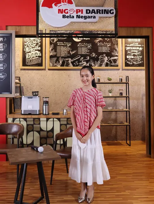 Saat datang ke acara resmi, pelantun lagu 'Terlalu Sayang' ini menampilkan OOTD yang semi formal. Rok putih panjangnya dipadukan dengan baju batik bermotif merah putih yang sangat cocok dikenakan dalam acara talkshow. Senyum manisnya membuat penampilannya semakin menawan. (Liputan6.com/IG/shannashannonsiswanto)
