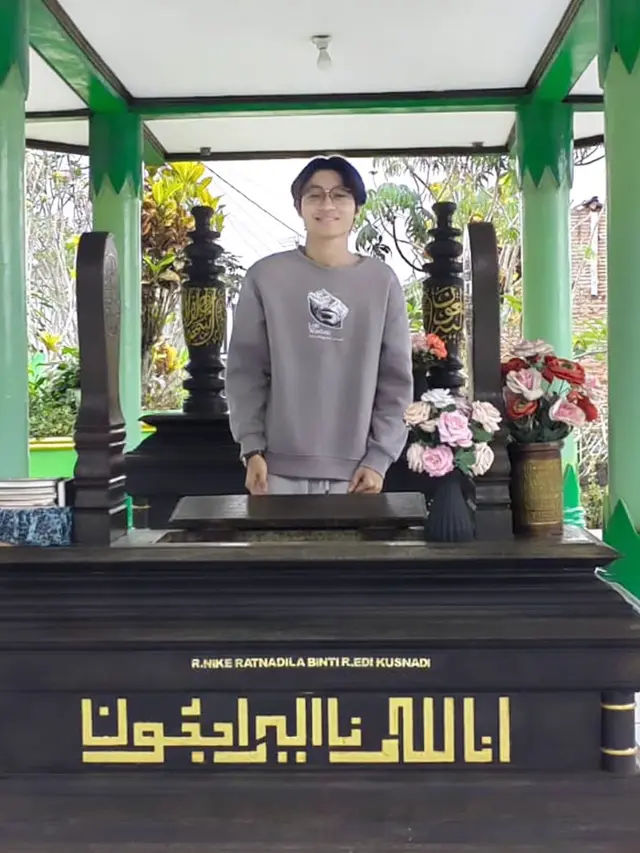 Rilis Ulang 'Seberkas Sinar', Ini 6 Potret Kiesha Alvaro Ziarah ke Makam Nike Ardilla