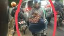 Kira-kira apa alasannya ya mbaknya duduk terbalik. (Source: id.berita.yahoo.com)