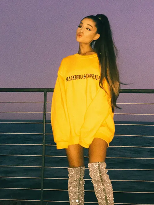 “Saffie, kami memikirkan kamu sayang,” tulis Ariana di dalam keterangan foto tersebut dengan menyertakan berbagai emoji. (Instagram/arianagrande)