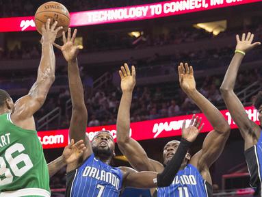 Pebasket Boston Celtics, Marcus Smart, berebut rebound dengan pebasket Orlando Magic pada laga NBA di Amway Center, Orlando, Minggu (5/11/2017). Magic kalah 88-104 dari Celtics. (AP/Willie J Allen Jr)