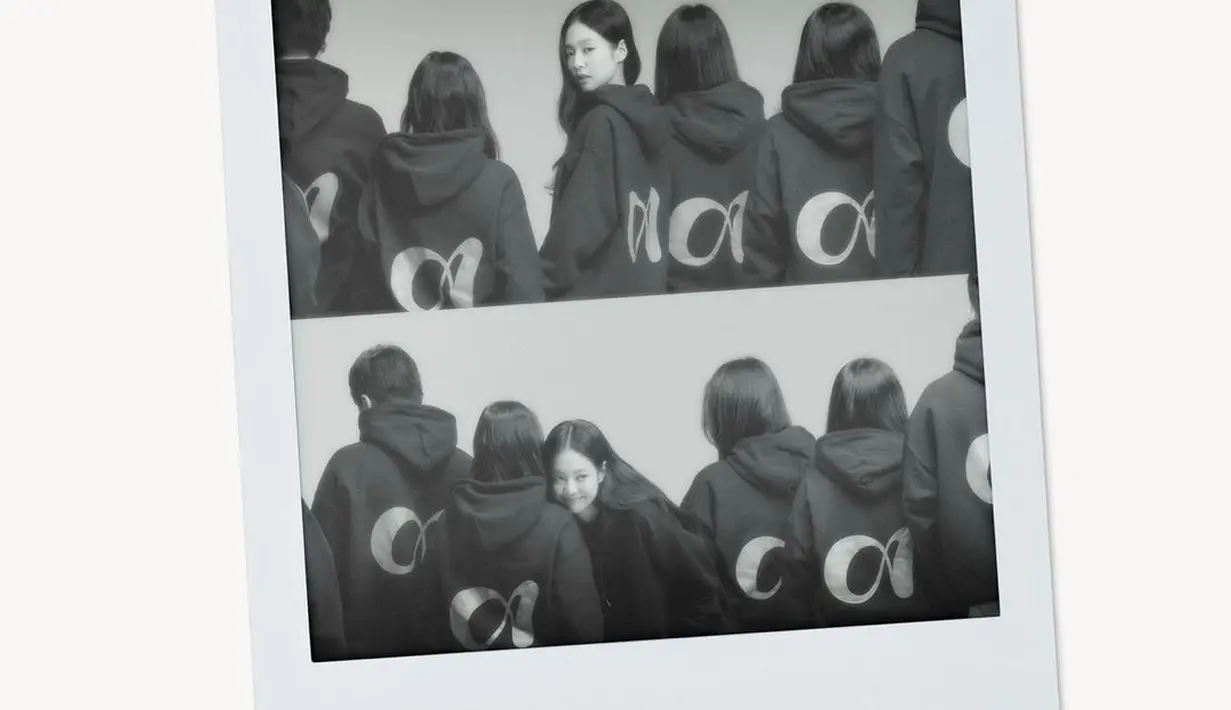 Potret lain memperlihatkan Jennie tampil kasual mengenakan hoodie dengan logo khas OA.  [@jennierubyjane]