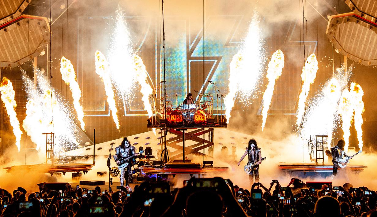 Penampilan band heavy metal KISS dalam tur dunia bertajuk 'End of the Road' di Riverbend Music Center, Cincinnati, Ohio, Amerika Serikat, Kamis (29/8/2019). KISS menggebrak panggung Riverbend Music Center dalam tur perpisahan band tersebut. (Photo by Amy Harris/Invision/AP)