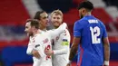 Para pemain Denmark merayakan gol yang dicetak oleh Christian Eriksen ke gawang Inggris pada laga UEFA Nations League di Stadion Wembley, Kamis (15/10/2020). Denmark menang dengan skor 1-0. (Toby Melville/Pool via AP)