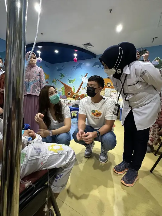 Nikita Willy dan Indra Priawan tampil kompak dalam perpaduan putih dan jeans. [@nikitawillyofficial94]