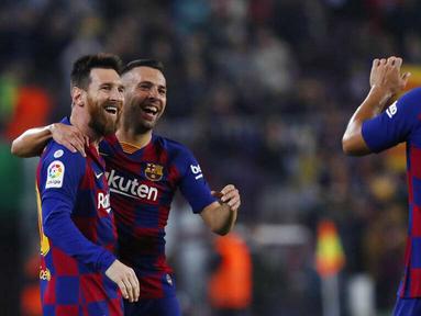 Para pemain Barcelona merayakan gol yang dicetak oleh Lionel Messi ke gawang Real Valladolid pada laga La Liga 2019 di Stadion Camp Nou, Selasa (29/10). Barcelona menang 5-1 atas Real Valladolid. (AP/Joan Monfort)