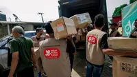 Sebanyak 40 relawan Merah Putih Kasih Foundation (MPKF) bersama masyarakat terdampak gempa Cianjur bahu-membahu membongkar muat barang-barang kebutuhan di pengungsian. (Liputan6.com/Pramita Tristiawati)