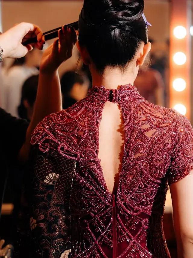Michelle Ziudith tampil modern dengan kebaya. [@michelleziu]