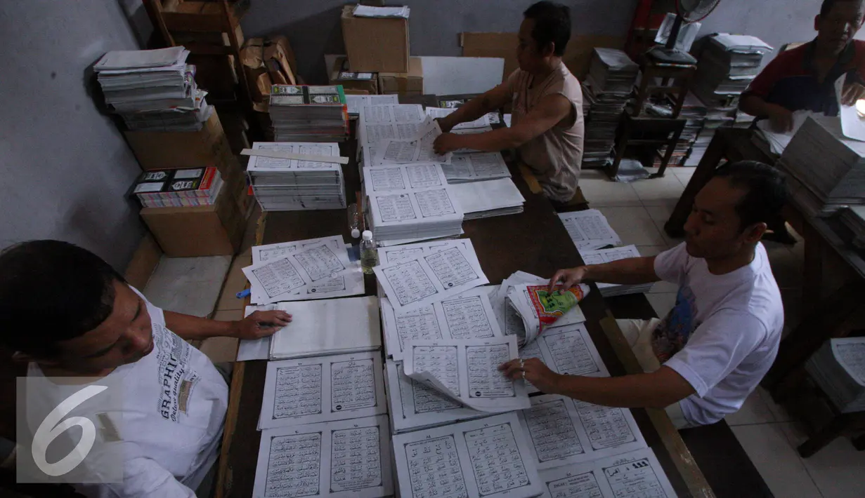 Pekerja menyusun lembaran buku iqro di Kota Gede, Yogyakarta, (13/6). Selama bulan ramadan produksi tetap berjalan untuk memenuhi permintaan masyarakat yang ingin belajar membaca alquran dengan cepat. (Liputan6.com/Boy Harjanto)