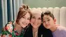 Ayu Ting Ting baru saja merayakan ulang tahun ibunda tercinta, Umi Kalsum bersama keluarga. [Instagram/ayutingting92]