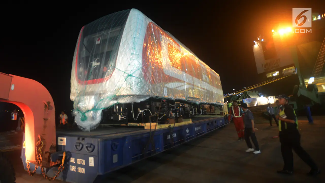 Gerbong LRT Tiba di Pelabuhan Tanjung Priok
