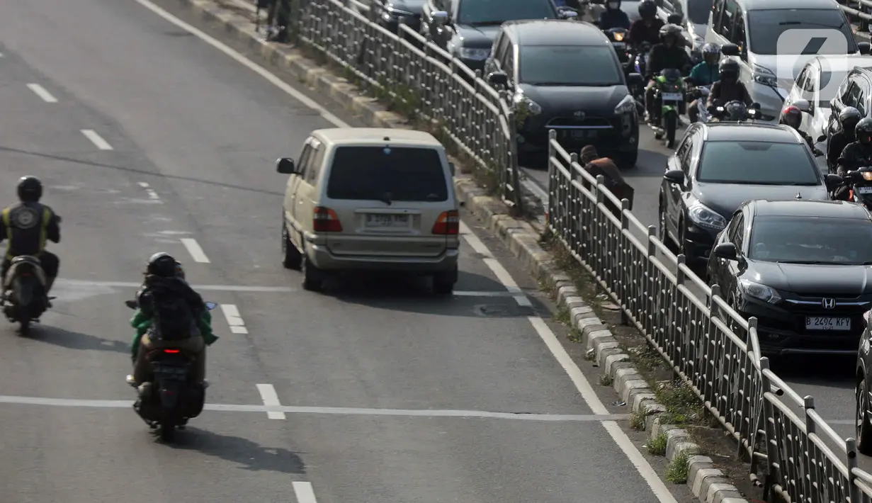 Namun demikian, polisi juga mengkaji usulan pemberlakuan work from home (WFH) bagi karyawan perkantoran di Jakarta. (Liputan6.com/Herman Zakharia)