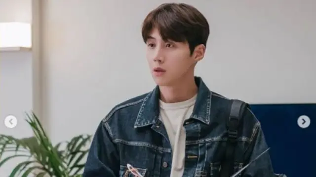 Padu Padan Jaket ala Kim Seon Ho, Inspirasi Tampil Modis di Musim Hujan
