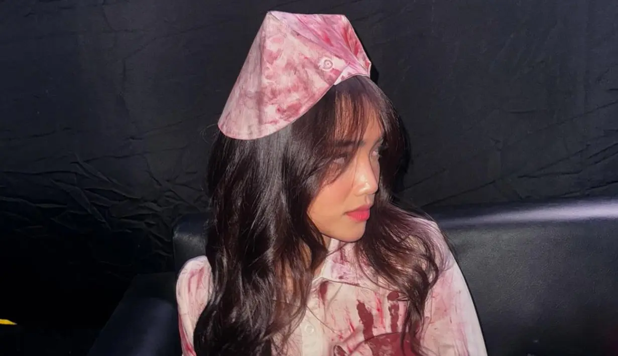 <p>Fuji mencuri perhatian dengan kostum "Suster Ngesot&rdquo;. [@fuji_an].</p>