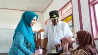Pj Gubernur Sulbar Bahtiar Baharuddin bersama istri saat uji coba makan bergizi gratis di Mamuju (Foto: Liputan6.com/Istimewa)