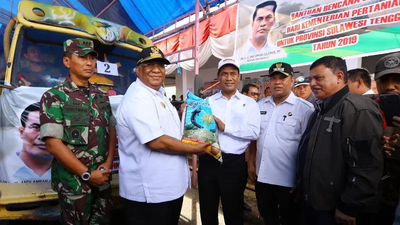 Menteri Pertanian Amran Sulaiman Menyerahkan Langsung Bantuan sebesar 4,2 M Untuk Korban Banjir Bandang Di Konawe Utara.