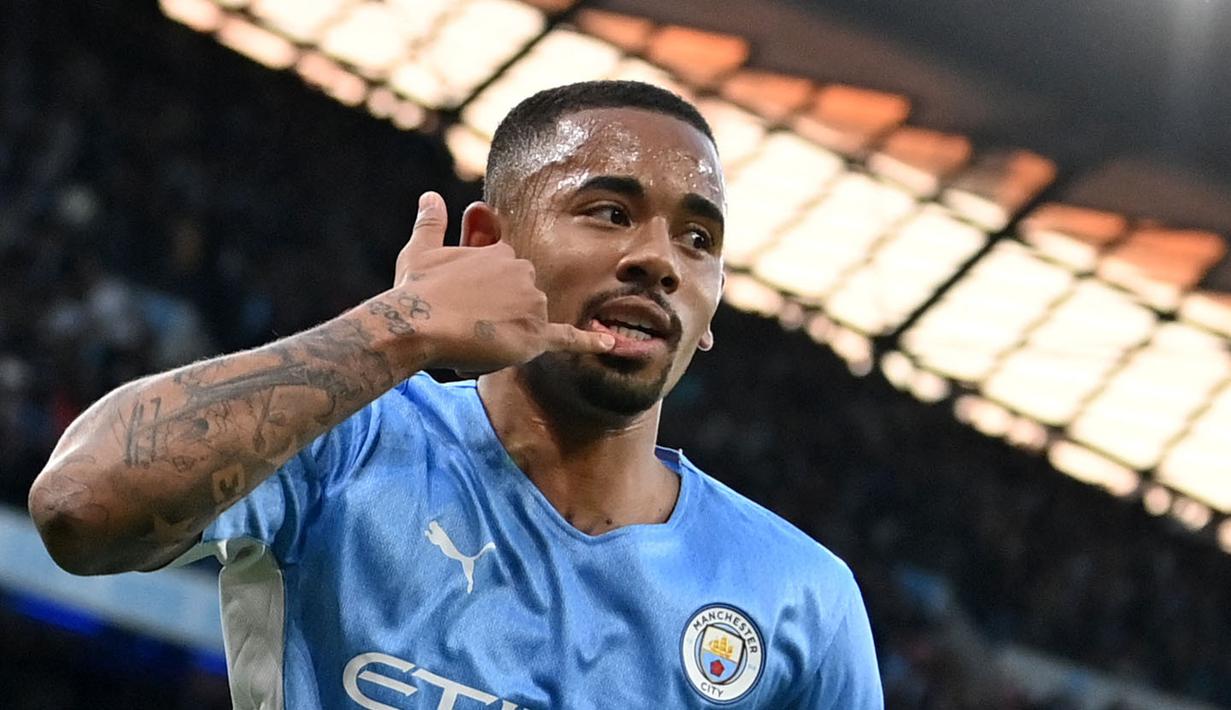 Arsenal yang bakal ditinggal Alexandre Lacazette dan Eddie Nketiah tentu akan membutuhkan striker baru. Belakangan nama Gabriel Jesus menjadi daftar incaran The Gunners. Mereka sedang menyiapkan tawaran perdana untuk merekrut pemain asal Brasil tersebut. Sementara itu, Jesus sendiri diklaim tertarik untuk pindah ke Arsenal, apalagi setelah kedatangan Erling Haaland ke Mancheter City. (AFP/Paul Ellis)