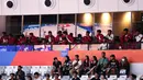 Sejumlah pemain Timnas Indonesia U-17 menonton laga Grup H Piala Dunia FIBA 2023 antara Kanada melawan Latvia di Indonesia Arena, Senayan, Jakarta, Selasa (29/08/2023). (Bola.com/Bagaskara Lazuardi)