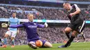 Kiper Manchester City, Joe Hart, berusaha menahan tendangan gelandang Leicester, Danny Drinkwater, di Stadion Ettihad, Inggris, Sabtu (6/2/2016). City takluk 1-3 dari Leicester. (AFP/Oli Scarff)