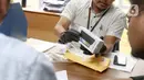 Barang bergerak mewah lain yang dilelang pada kegiatan ini meliputi 30 tas mewah, satu jam tangan, 15 jenis perhiasan, 9 logam mulia, 20 unit ponsel, dan 2 laptop. (Liputan6.com/Herman Zakharia)