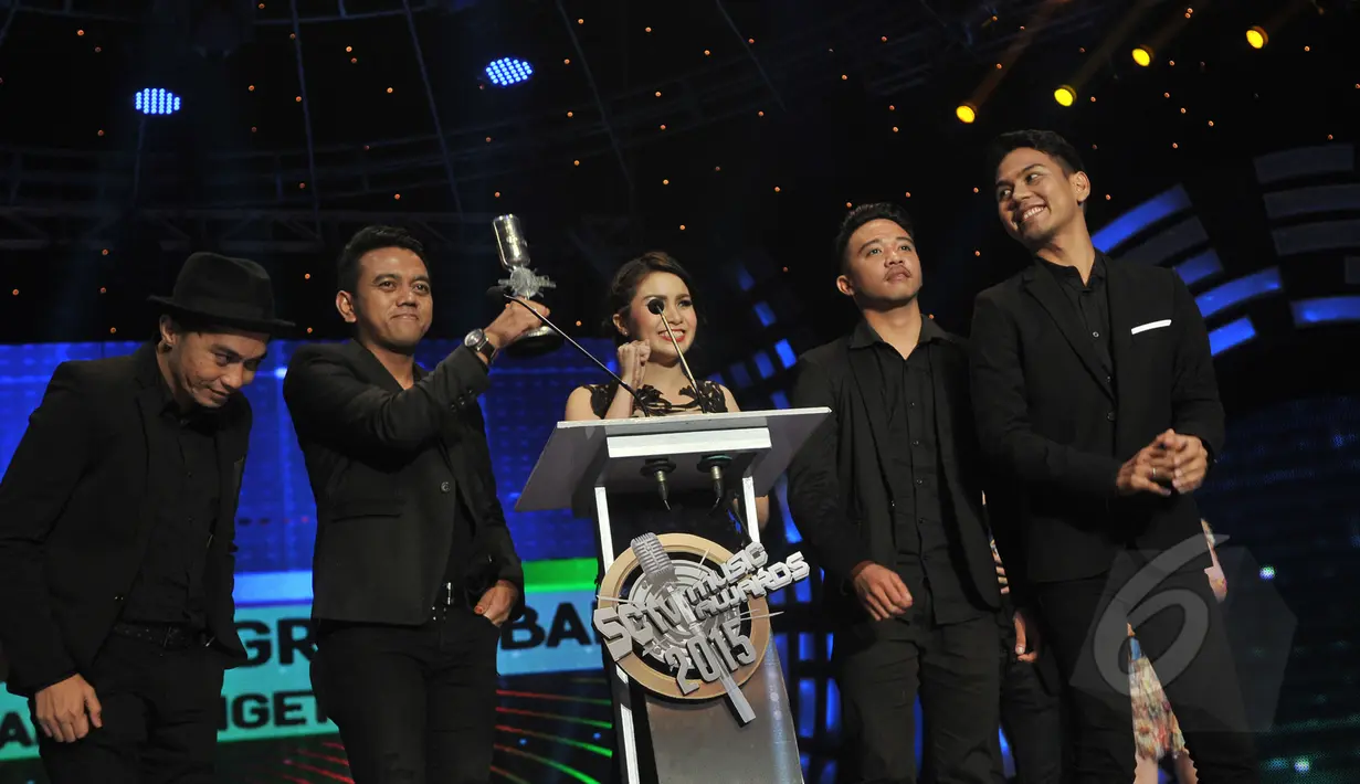 Band Geisha berhasil mendapatkan penghargaan sebagai VDuo/Grup Band Paling Ngetop dalam ajang SCTV Music Awards 2015 di Studio 6 Emtek City, Jakarta, Rabu (6/5). (Liputan6.com/Herman Zakharia)
