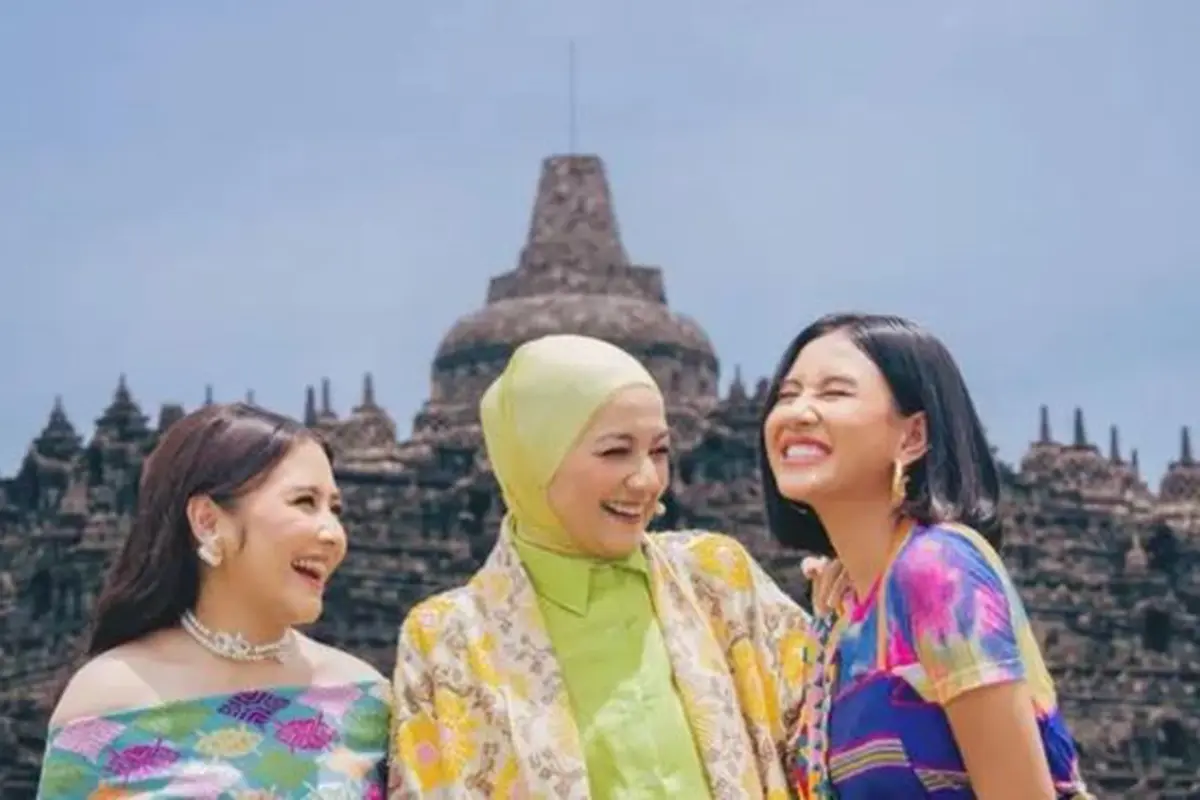 Prilly Latuconsina, Cut Mago dan Shenina Cinnamon tampak berfoto bersama. Sama dengan Prilly, mereka pun kompak mengenakan kain Nusantara dengan berbagai warna. (Liputan6.com/IG/@prillylatuconsina96)