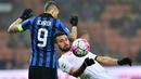 Bek Palermo, Giancarlo Gonzales, berebut bola dengan striker Inter Milan, Mauro Icardi. Sementara bagi Palermo kekalahan ini semakin membuat mereka terpuruk di posisi ke-17 klasemen Serie A. (AFP/Giuseppe Cacace)
