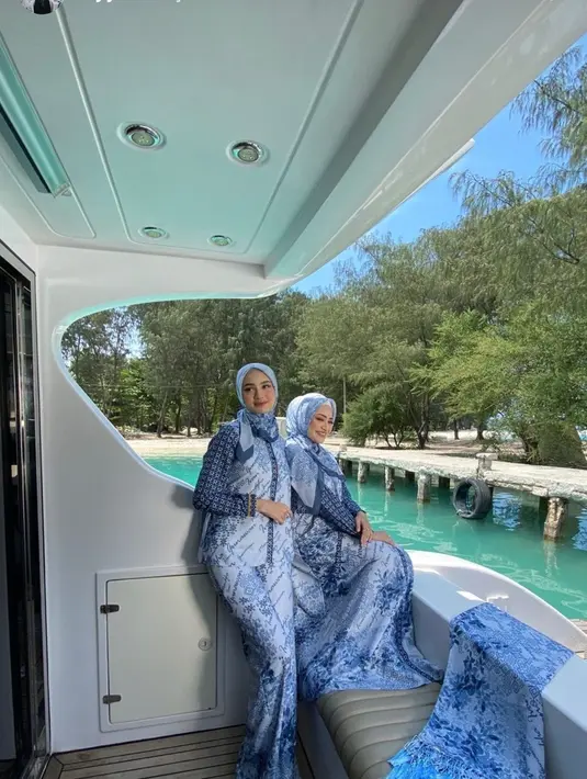 Selain Frans, Nathalie juga menjalani pemotretan bersama selebgram Sabrina Salsabila.