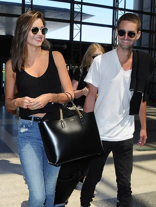 Sudah resmi menjadi tunangan CEO Snapchat, Evan Spiegel, pada Juli 2016 lalu Miranda pun mengunggah foto cincin pertunangannya dengan Evan di Instagram. (doc.Hollywoodlife.com)