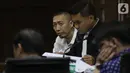 Terdakwa kasus dugaan suap kepada Asisten Pidana Umum Kejati DKI Jakarta Agus Winoto dan jaksa Kejati DKI Jakarta Arih W Suranta, Sendy Pericho (baju putih) menyimak keterangan saksi saat sidang lanjutan di Pengadilan Tipikor Jakarta, Senin (14/10/2019). (Liputan6.com/Helmi Fithriansyah)
