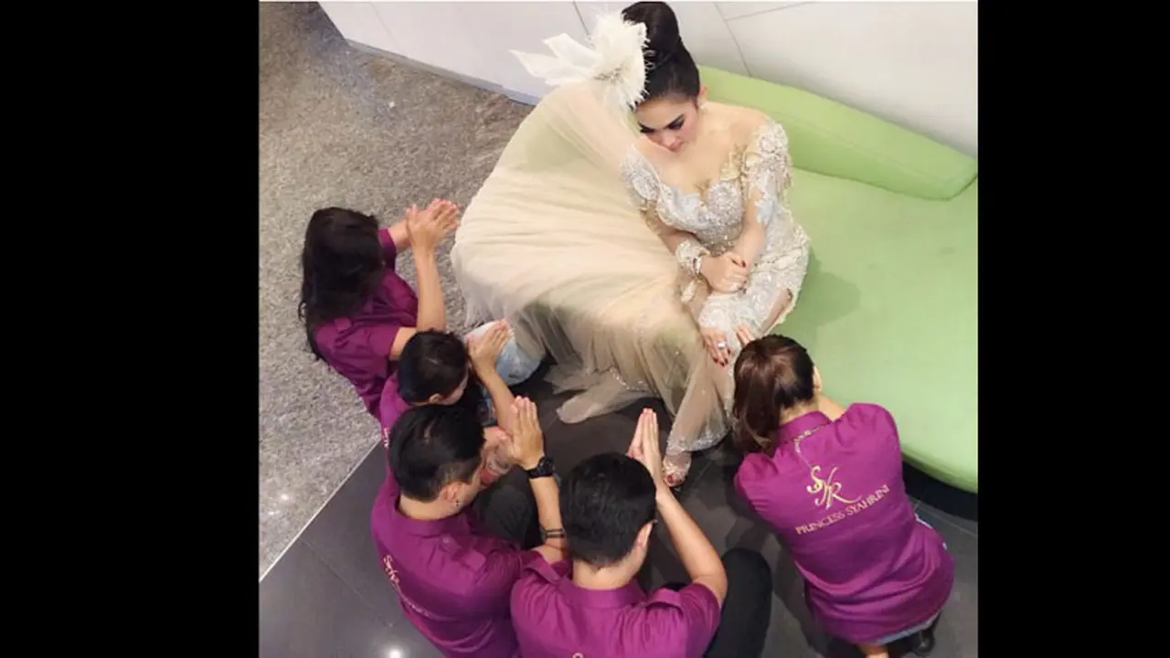 Syahrini disembah 5 orang