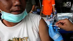 Warga korban gempa sedang divaksin Td (Tetanus difteri) di kantor Dinkes Palu, Sulawesi Tengah, Minggu (7/10). Kemenkes dan Bio Farma mengirimkan 7 petugas medis yang akan bekerja selama 9 hari. (Liputan6.com/Fery Pradolo)
