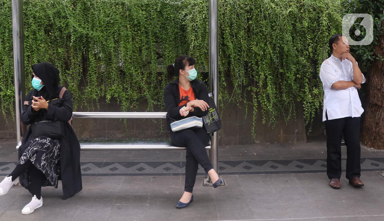 Warga melakukan jaga jarak atau social distancing di kawasan Jalan MH Thamrin, Jakarta, Rabu (18/3/2020). Jaga jarak atau prosedur social distancing measure harus diterapkan kepada masyarakat yang masih melakukan aktivitas di luar untuk memghindari penyebaran COVID-19. (Liputan6.com/Angga Yuniar)