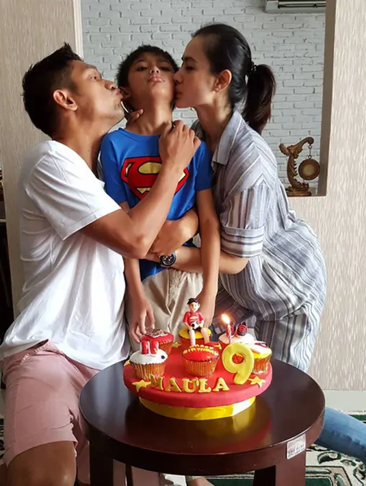 Lantas apa yang menjadi alasan kenapa gugatan Ade Maya gugur. Hal itu lantaran sebagai penggugat, tidak pernah hadir hingga sidang ketiga. Sesuai dengan prosedur, sebagai penggugat harus hadir dalam sidang. (Instagram/maulajamilo11)