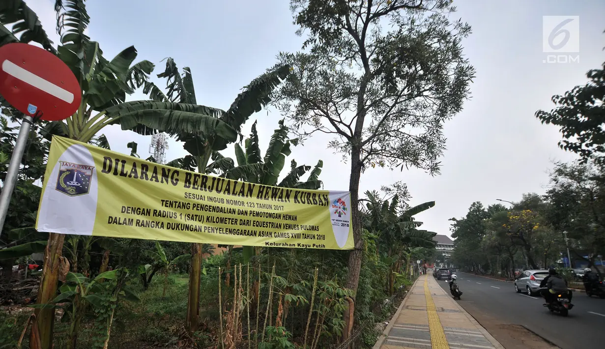 Spanduk larangan berjualan hewan kurban terlihat di kawasan Pulomas, Jakarta, Rabu (4/7). Larangan tersebut guna mencegah penyebaran penyakit kuda-kuda yang akan bertanding di Asian Games 2018. (Merdeka.com/Iqbal S. Nugroho)