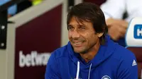 Manajer Chelsea Antonio Conte menemani timnya saat melawan West Ham United pada putaran keempat Piala Liga Inggris di Olympic Stadium, London, Rabu (26/10/2016). (AFP/Ian Kington)