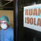 Sejumlah tenaga kesehatan mempersiapkan ruang isolasi Covid-19 di RSUD Anutapura Palu. Ruang itu disiapkan sejak bulan Maret 2020. (Foto: Liputan6.com/ Heri Susanto).