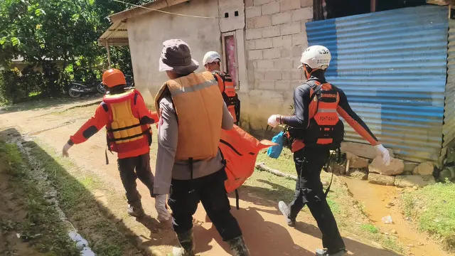 Tim SAR Gabungan mengevakuasi bocah usia enam tahun yang meninggal di Sungai Desa Seles Kabupaten Bengkayang, Kalimantan Barat.