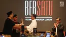 Capres petahana Jokowi menerima sapu lidi pada acara Deklarasi Alumni Pangudi Luhur (PL) untuk Jokowi-Ma'ruf Amin di SCBD, Jakarta, Rabu (6/2). Sapu tersebut merupakan simbol agar Jokowi membersihkan koruptor jika kembali terpilih. (Liputan6.com/HO/Jo)