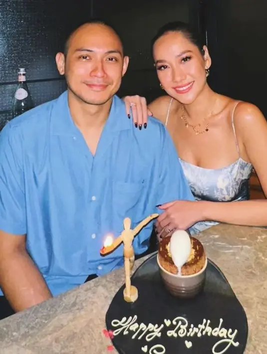 BCL kembali merayakan ulang Tiko dengan memberikan kue ulang tahun lengkap dengan lilinnya. Kedua kompak mengenakan pakain serba biru. [@tikoaryawardhana]