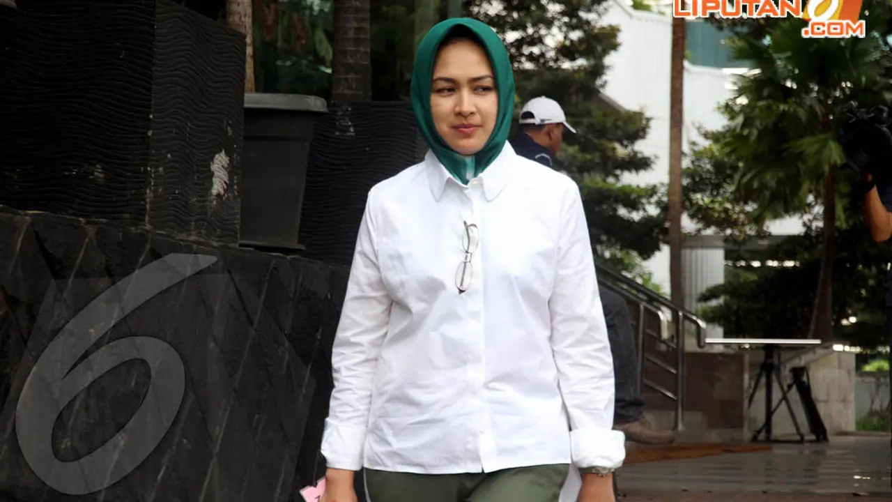 [FOTO] Dua Wanita Ini Setia Kunjungi Suami di Rutan KPK