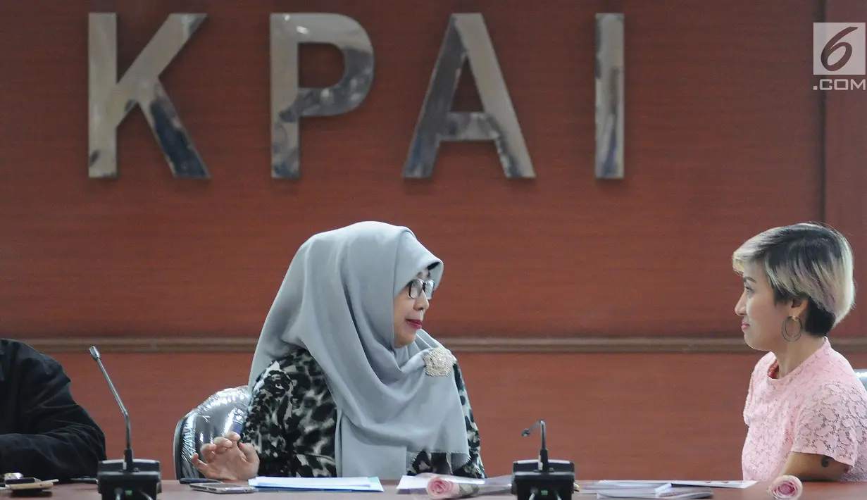 Komisioner Penanggung Jawab Bidang Kesehatan dan Narkotika, Psikotropika dan Zat Adiktif (Napza) KPAI Sitti Hikmawatty berbincang dengan Psikolog Klinis Liza Djaprie saat jumpa pers di kantor KPAI, Jakarta, Kamis (14/2). (Liputan6.com/Herman Zakharia)