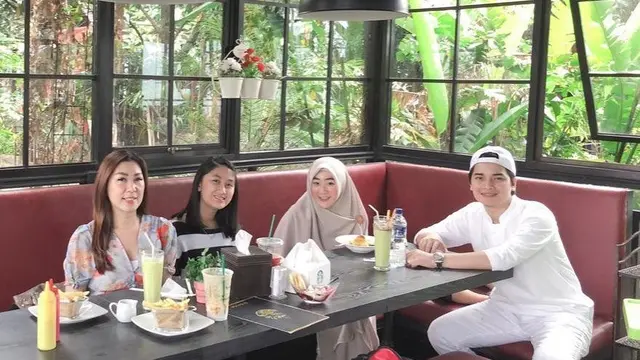 Berbeda Keyakinan, Ini 6 Potret Kebersamaan Larissa Chou dan Ibunda