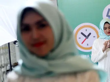 Model melihat aplikasi muslim berbasis komunitas bernama "umma", Jakarta, Kamis (25/4). Aplikasi dengan fitur penunjang ibadah, konten islami yang dipersonalisasi kecerdasan buatan dan fitur komunitas memiliki misi untuk mempermudah umat muslim Indonesia menjadi khairu ummah. (Liputan6.com/HO/Ading)