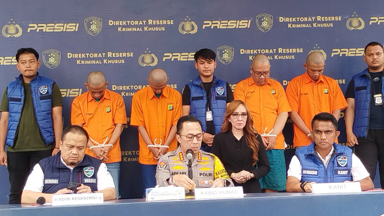 Wakil Direktur Reserse Kriminal Khusus (Wadirreskrimsus) Polda Metro Jaya, AKBP Hendri Umar, saat konferensi pers, Jumat (26/4/2024). Subdit Siber Ditreskrimsus Polda Metro Jaya membongkar kasus judi online yang beroperasi di sebuah rumah kawasan Tapos.