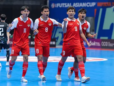 Pemain Timnas Futsal Indonesia merayakan kemenangan atas Korea Selatan pada laga pertama Grup A Piala Asia 2026 di Indonesia Arena, Jakarta, pada Selasa (27/1/2026) malam WIB. Timnas Futsal Indonesia menutup laga pertama Grup A Piala Asia 2026 dengan hasil positif. (Bola.com/Bagaskara Lazuardi)