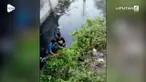 Dua pemotor ugal-ugalan masuk ke kolam. Bukannya mendapat pertolongan warga, mereka malah mendapat cacian.