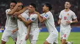Gelandang Timnas Indonesia, Marselino Ferdinan, dipeluk rekan-rekannya setelah mencetak gol ke Gawang Arab Saudi pada matchday 6 Kualifikasi Piala Dunia 2026 Zona Asia di Stadion Utama Gelora Bung Karno (SUGBK), pada Selasa (19/11/2024) malam WIB. (Bola.com/Abdul Aziz)