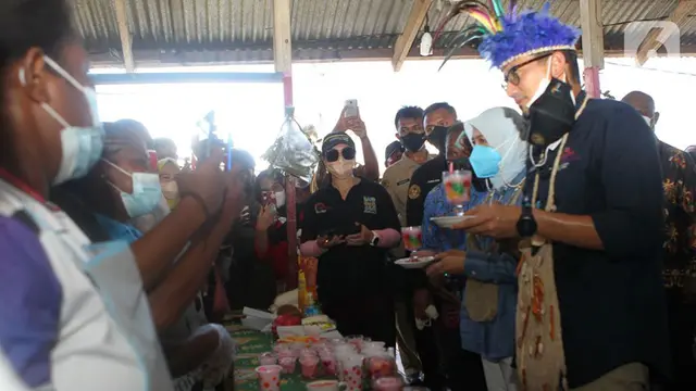 Sambangi Kampung Yoboi, Menteri Sandiaga Uno Diajak Bermain Bola Voli